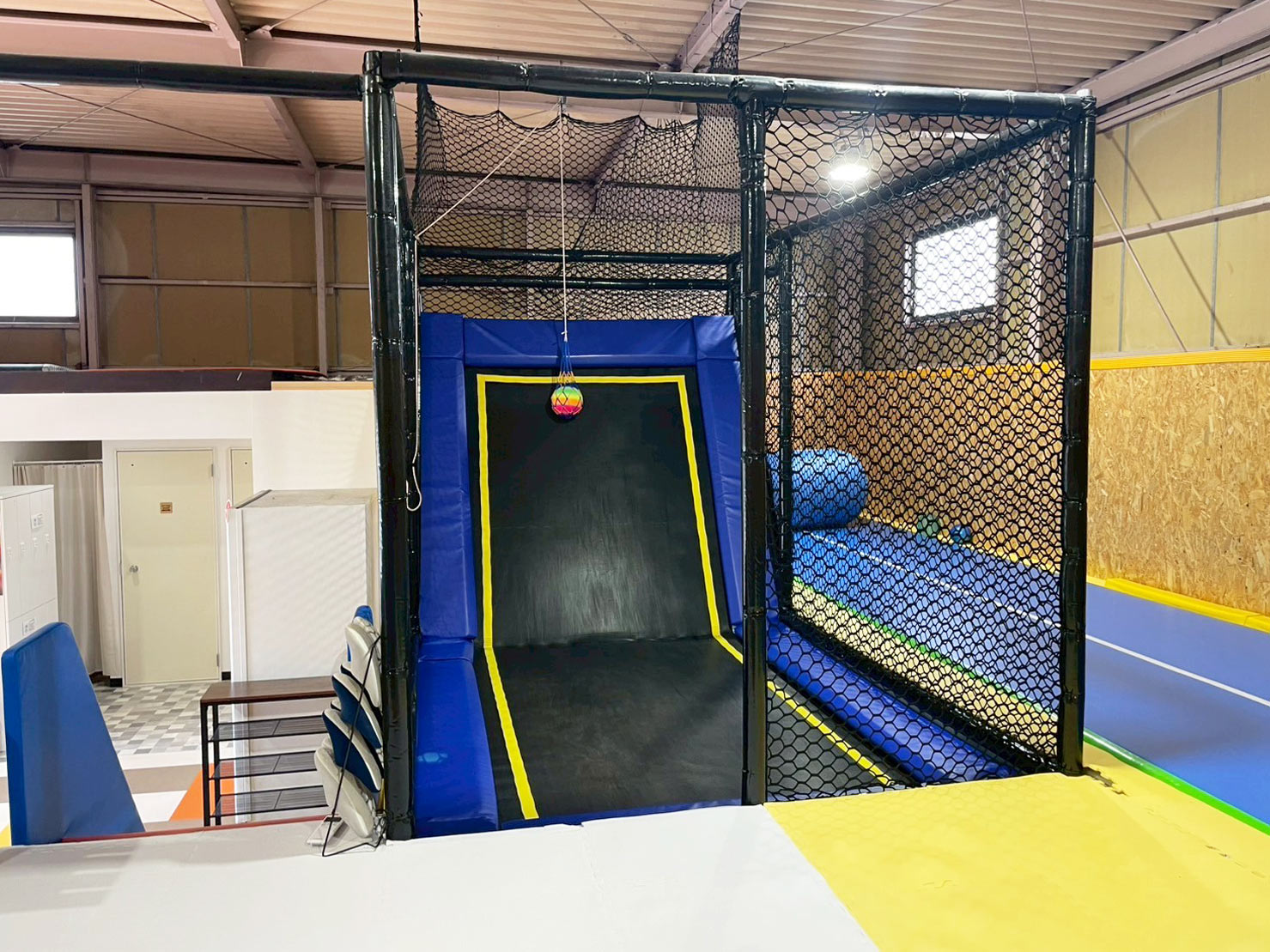 斜めのトランポリン