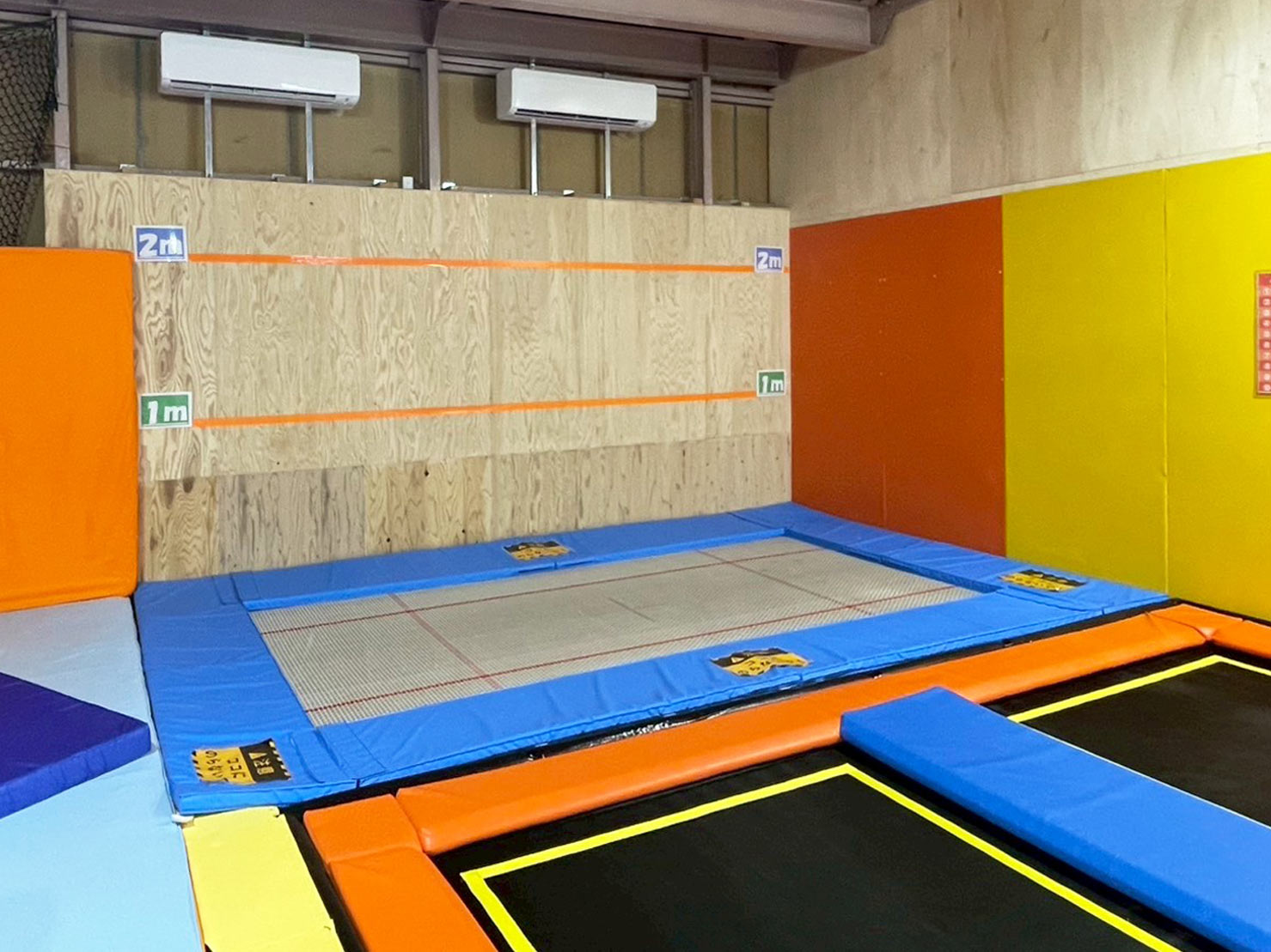 大型トランポリン